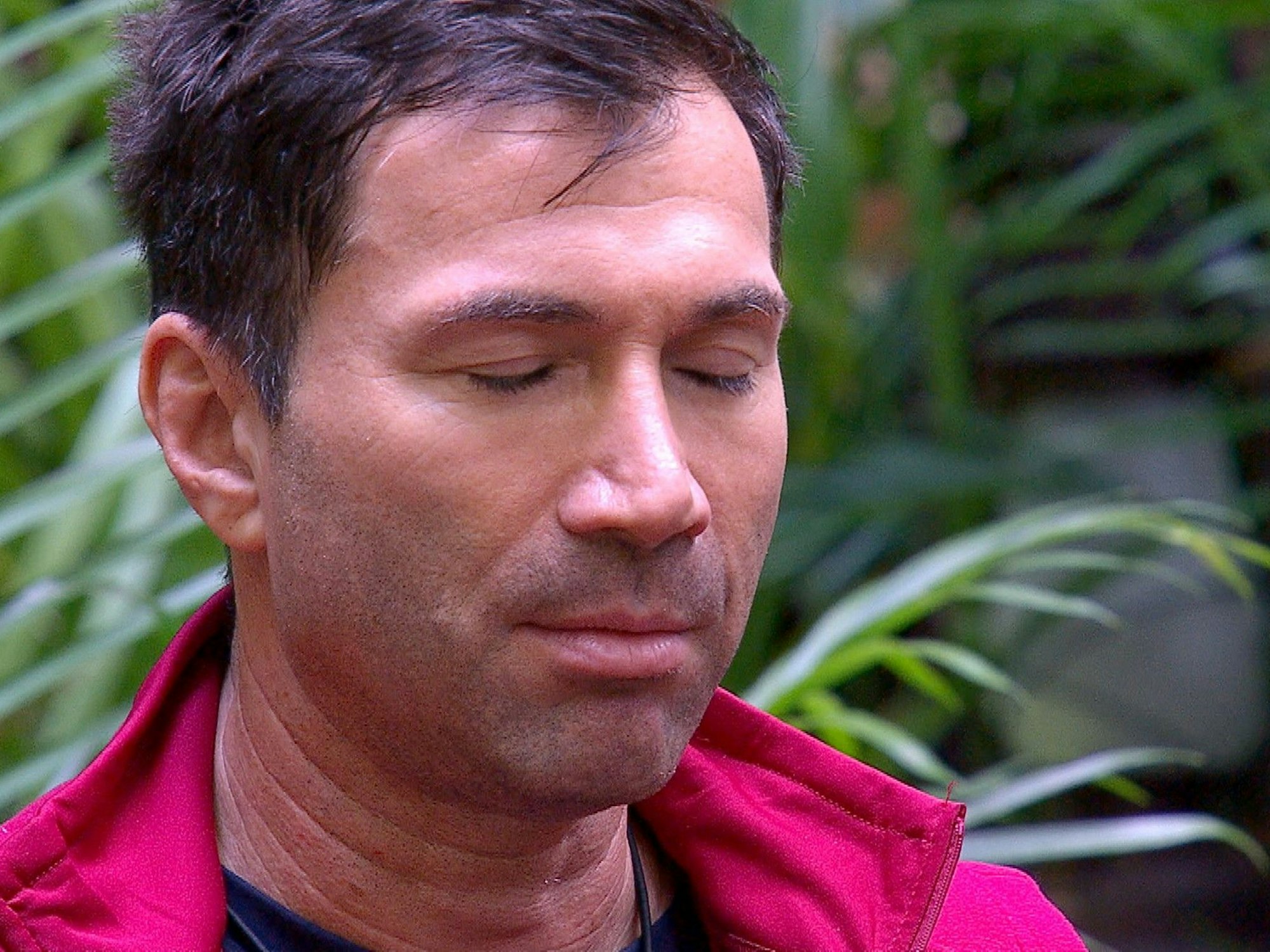 Lucas Cordalis beim gemeinsamem, lauten "Ommmm" zum Eingrooven im Dschungelcamp.