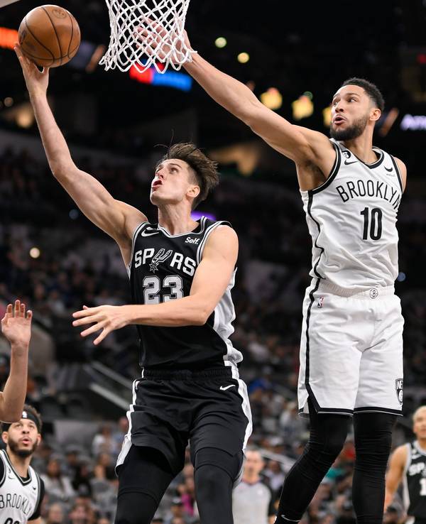 Zach Collins steigt unter dem Korb hoch, Ben Simmons ist einen Schritt zu spät.