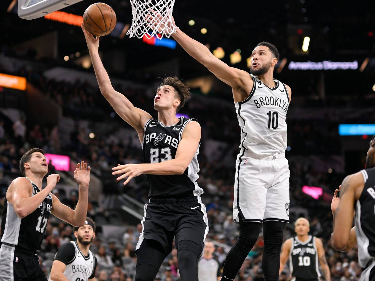 Zach Collins steigt unter dem Korb hoch, Ben Simmons ist einen Schritt zu spät.