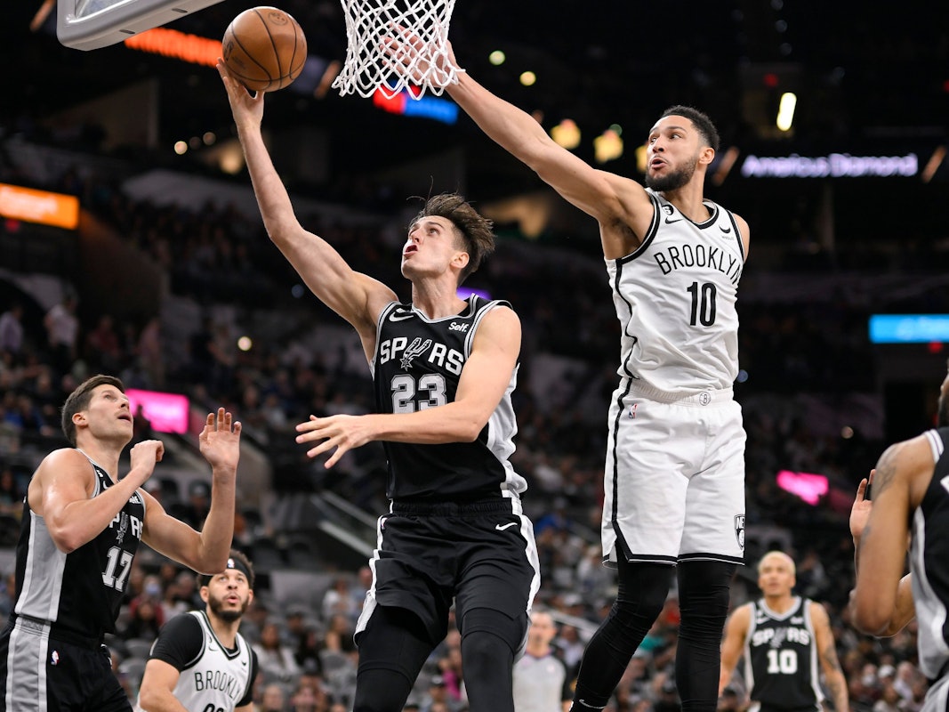 Zach Collins steigt unter dem Korb hoch, Ben Simmons ist einen Schritt zu spät.