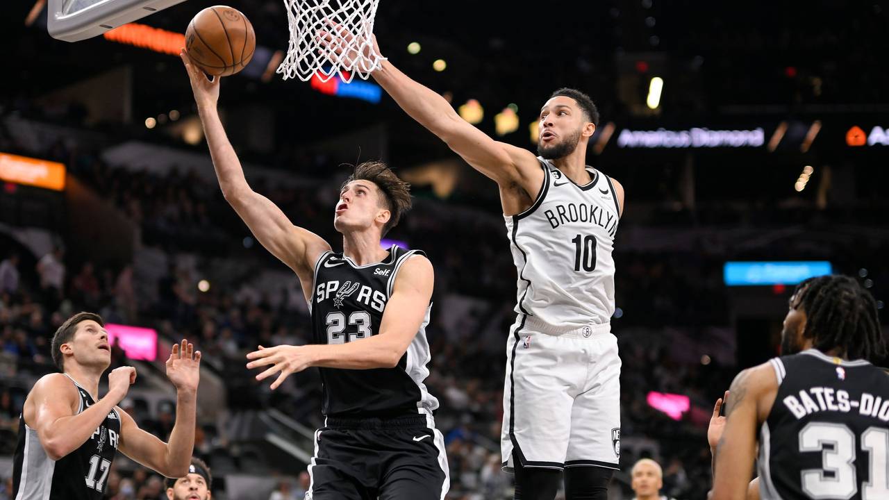 Zach Collins steigt unter dem Korb hoch, Ben Simmons ist einen Schritt zu spät.