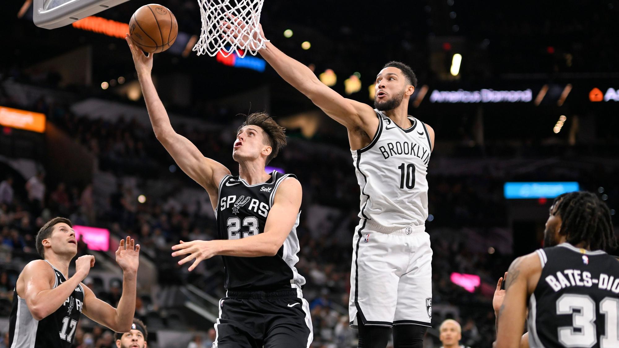 Zach Collins steigt unter dem Korb hoch, Ben Simmons ist einen Schritt zu spät.