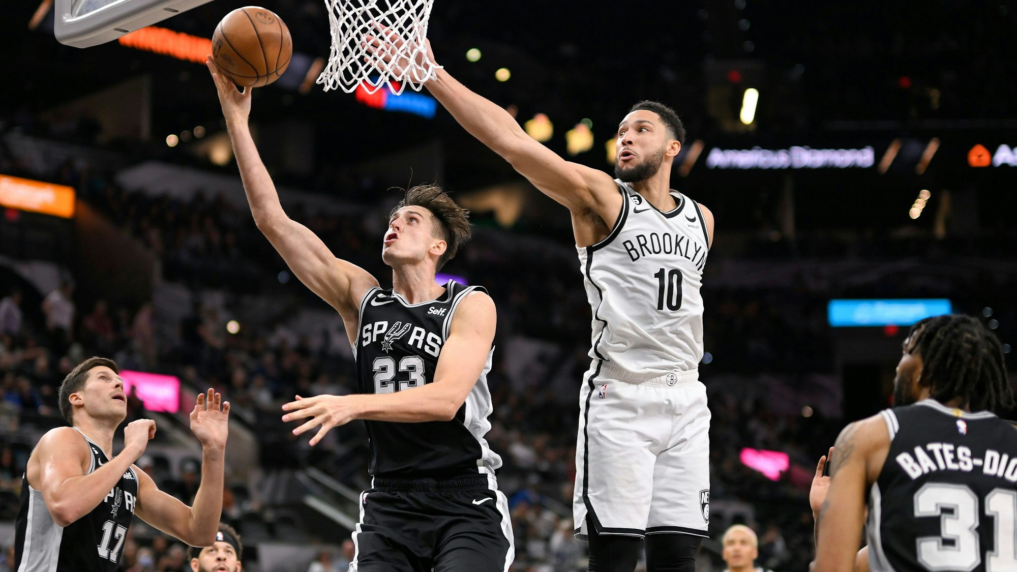 Zach Collins steigt unter dem Korb hoch, Ben Simmons ist einen Schritt zu spät.