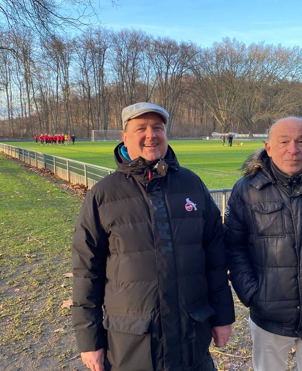 Die Vorsitzenden des 1. Frauenfanclub RutWiess vor einem Fußballplatz.