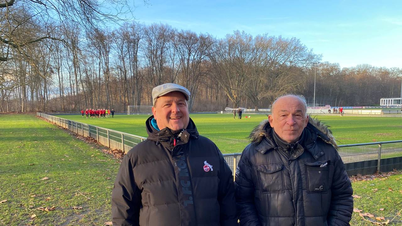 Die Vorsitzenden des 1. Frauenfanclub RutWiess vor einem Fußballplatz.