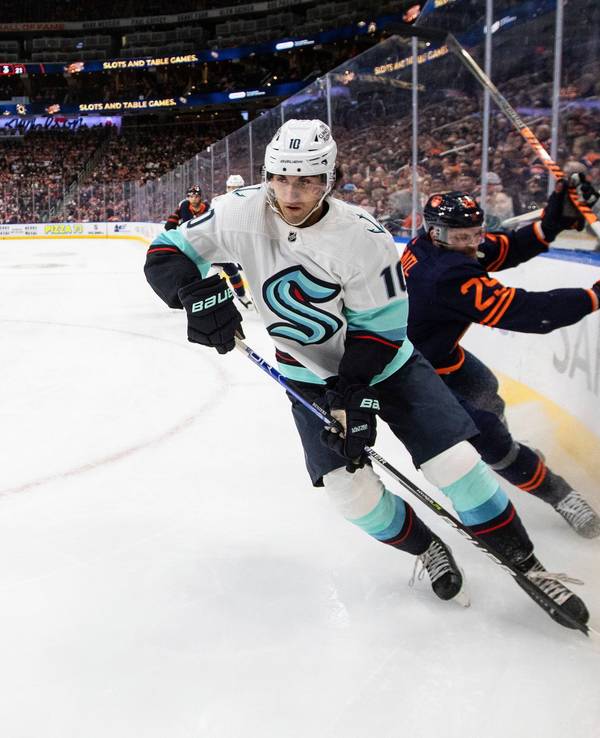 Leon Draisaitl (r.), in der NHL im Duell mit Matty Berniers von den Seattle Kraken.