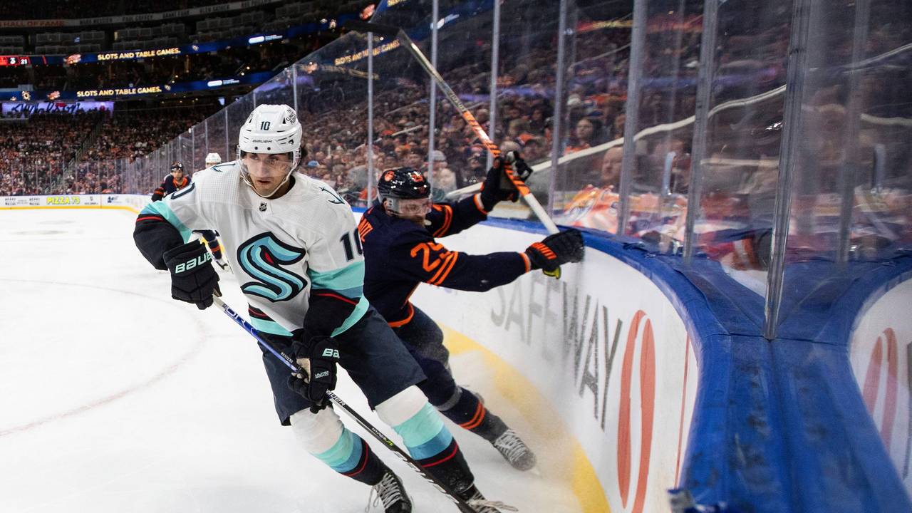 Leon Draisaitl (r.), in der NHL im Duell mit Matty Berniers von den Seattle Kraken.