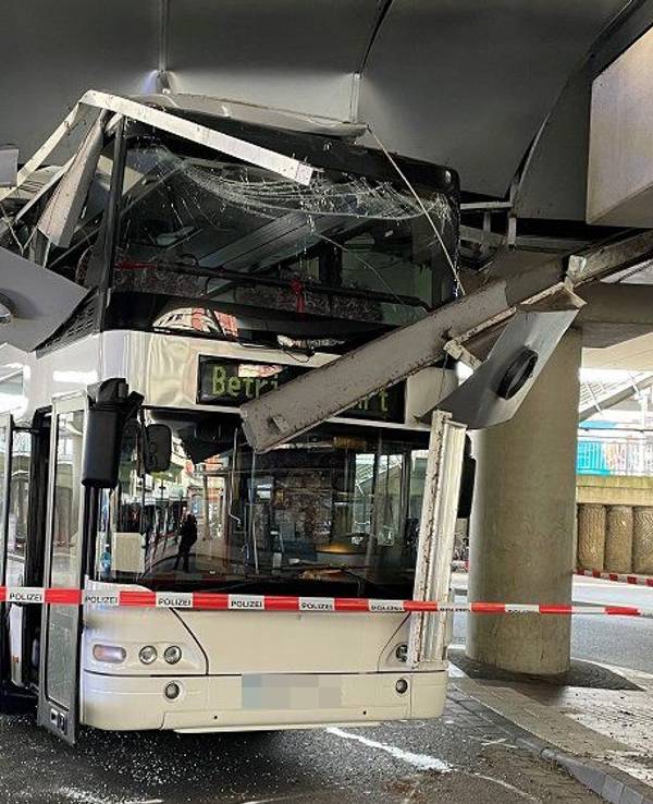 Ein Doppelstockbus hat sich am Busbahnhof Siegburg festgefahren. Die obere Etage ist völlig zerstört.