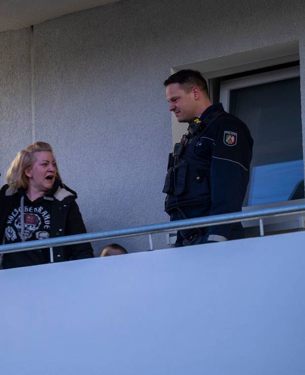 Bei einer Zwangsräumung in Köln stehen mehrere Personen vor der Wohnung.