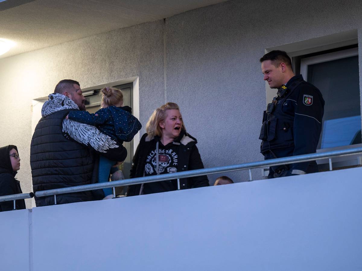 Bei einer Zwangsräumung in Köln stehen mehrere Personen vor der Wohnung.