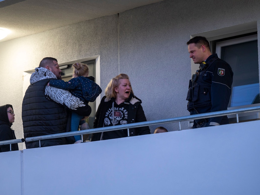 Bei einer Zwangsräumung in Köln stehen mehrere Personen vor der Wohnung.