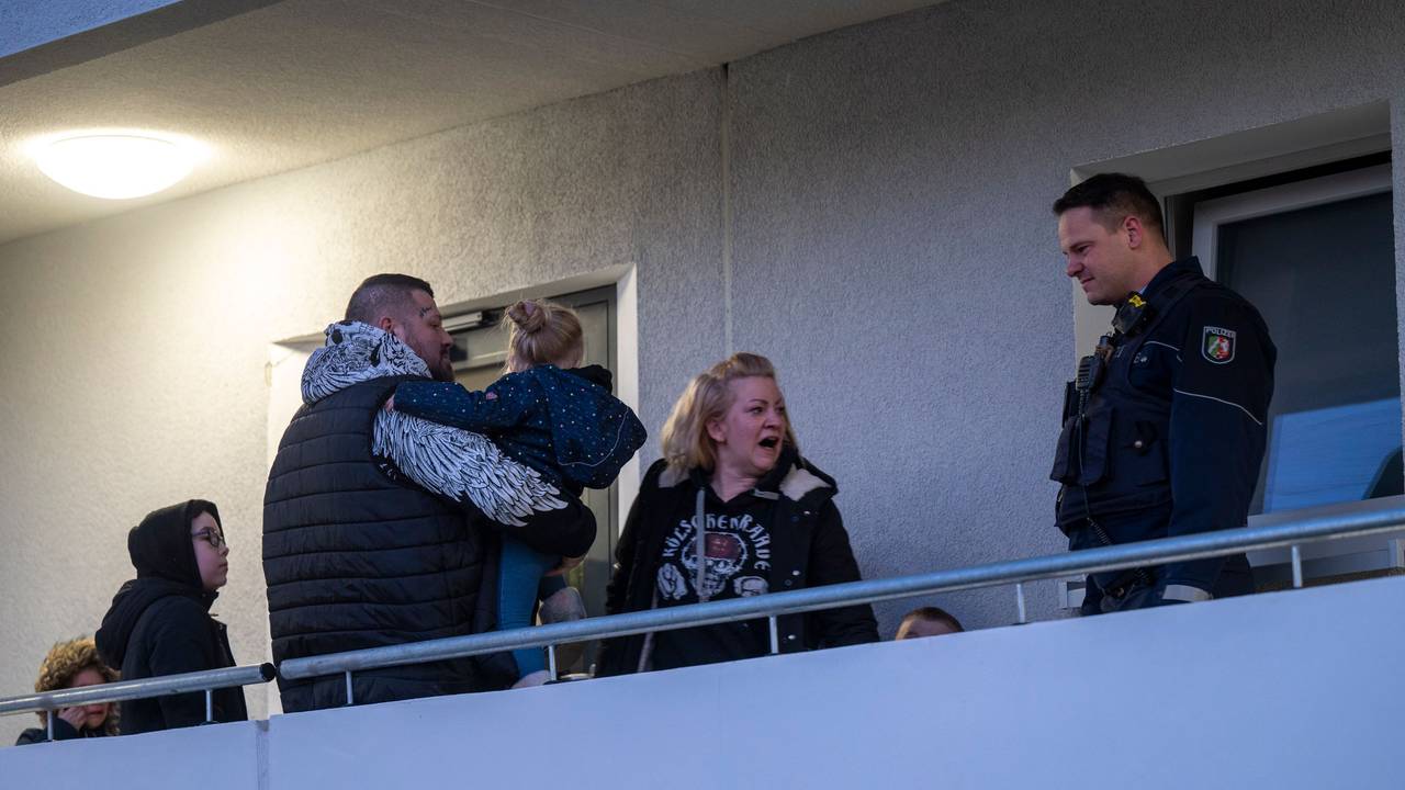 Bei einer Zwangsräumung in Köln stehen mehrere Personen vor der Wohnung.