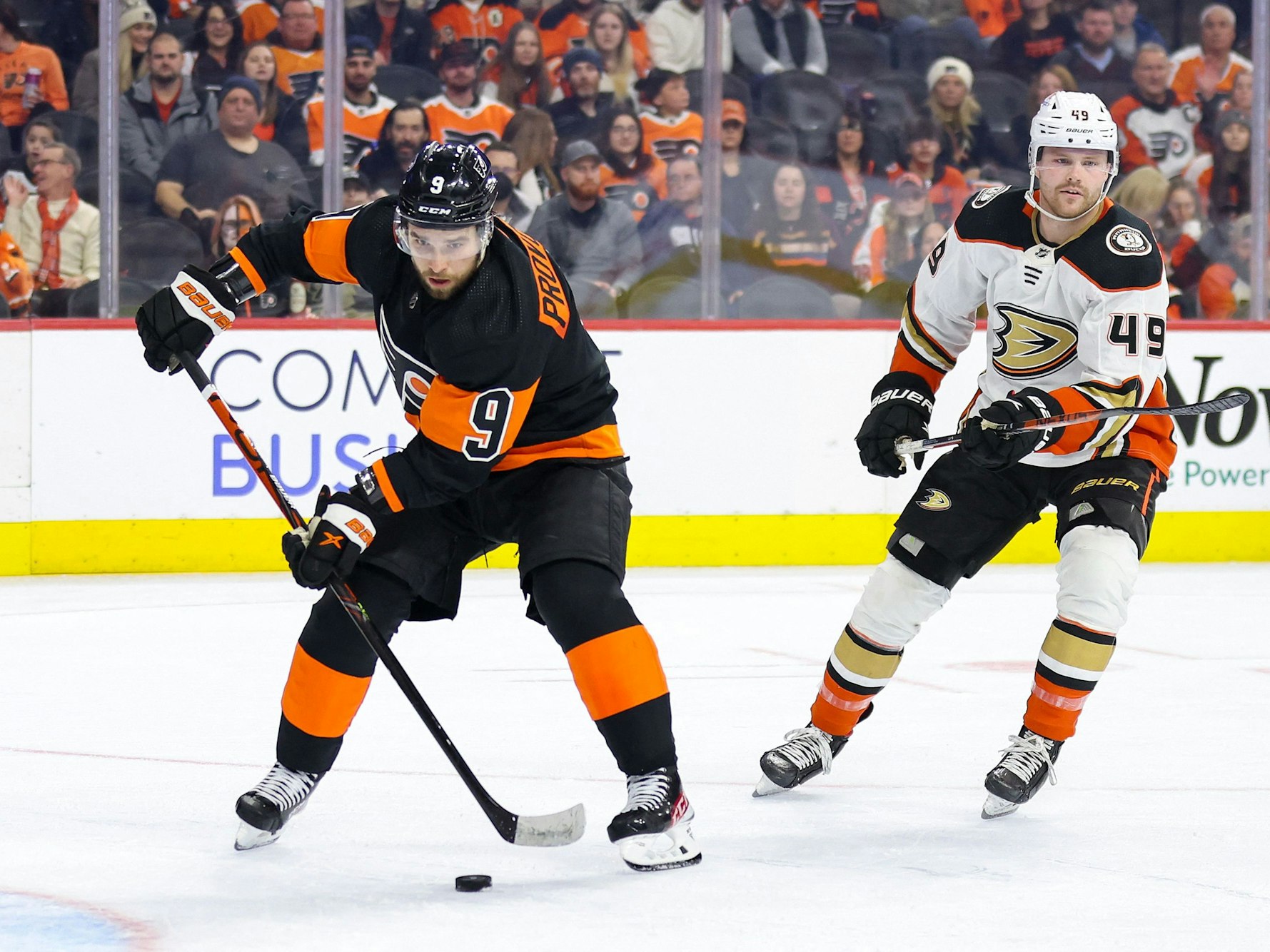 Iwan Proworow (l.) behauptet den Puck gegen Max Jones.