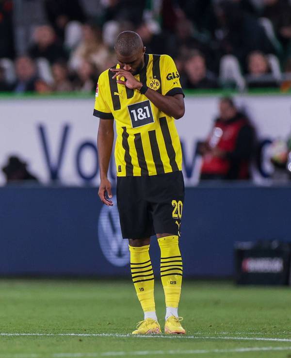 Anthony Modeste steht mit gesenktem Kopf auf dem Rasen.