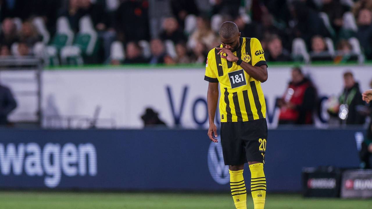 Anthony Modeste steht mit gesenktem Kopf auf dem Rasen.