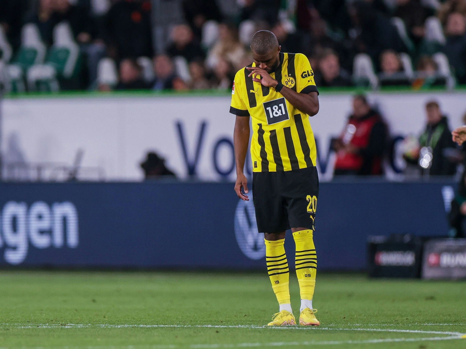 Anthony Modeste steht mit gesenktem Kopf auf dem Rasen.