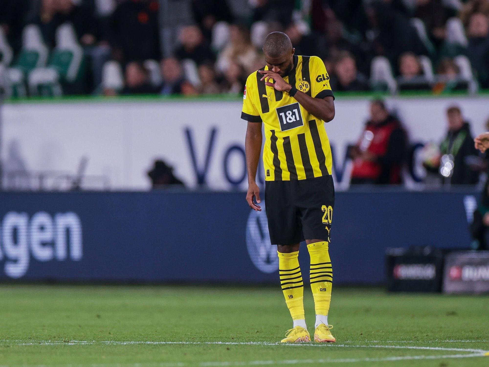 Anthony Modeste steht mit gesenktem Kopf auf dem Rasen.