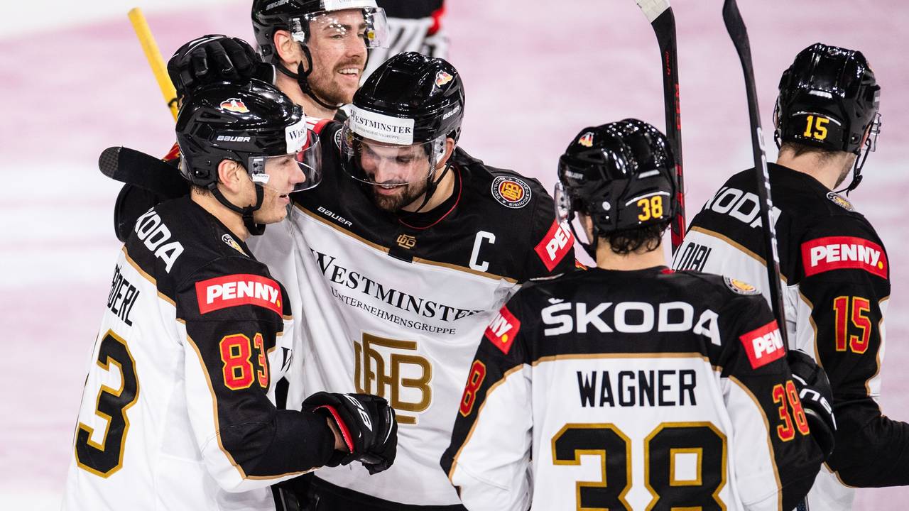 Deutschlands Torschütze Leonhard Pföderl (l-r), Marco Nowak und Fabio Wagner jubeln nach dem Treffer zum 2:0.