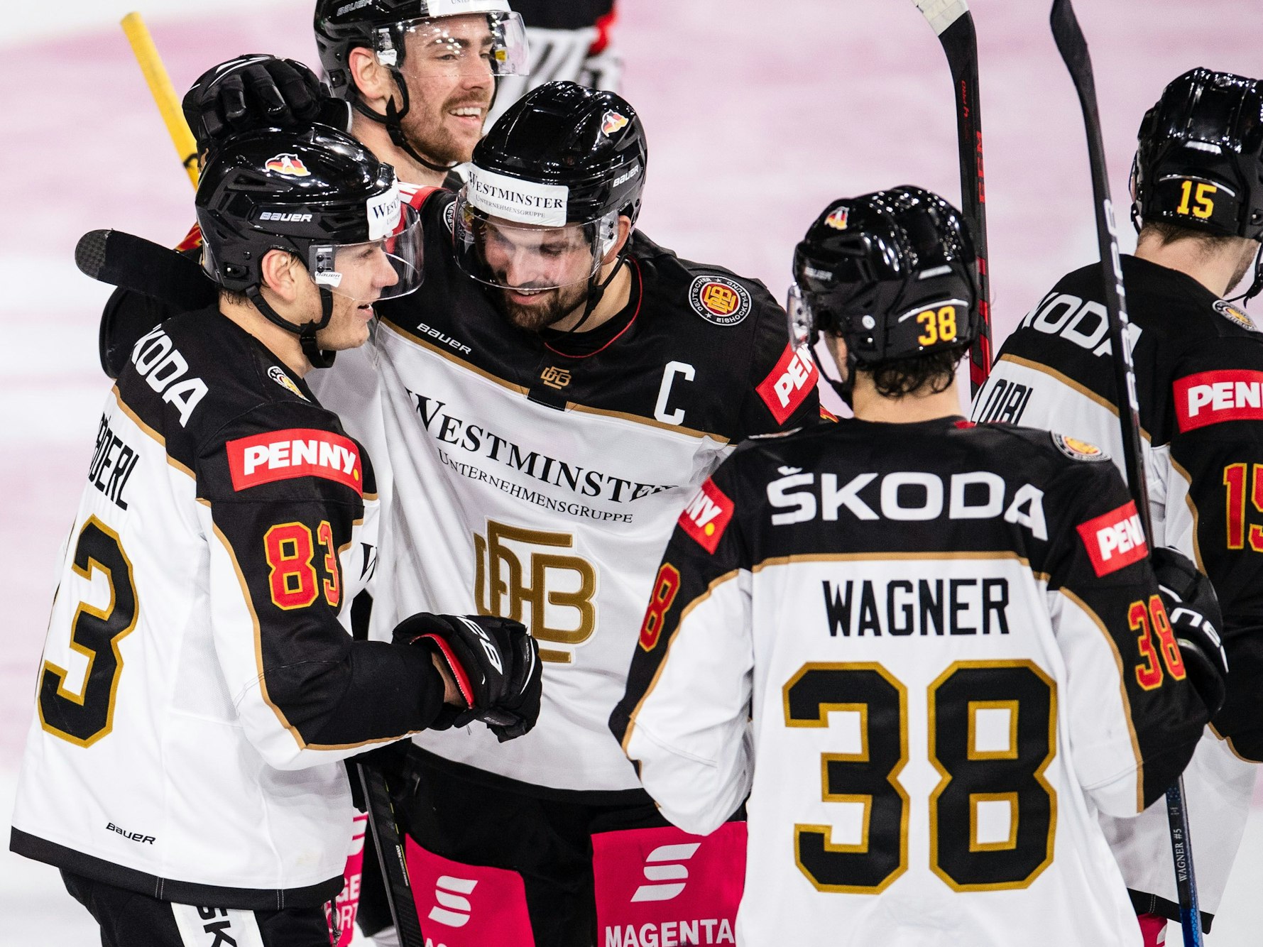 Deutschlands Torschütze Leonhard Pföderl (l-r), Marco Nowak und Fabio Wagner jubeln nach dem Treffer zum 2:0.