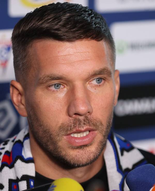 Lukas Podolski spricht während einer Pressekonferenz bei seiner Vorstellung als Neuzugang beim polnischen Fußball-Erstligisten Gornik Zabrze.