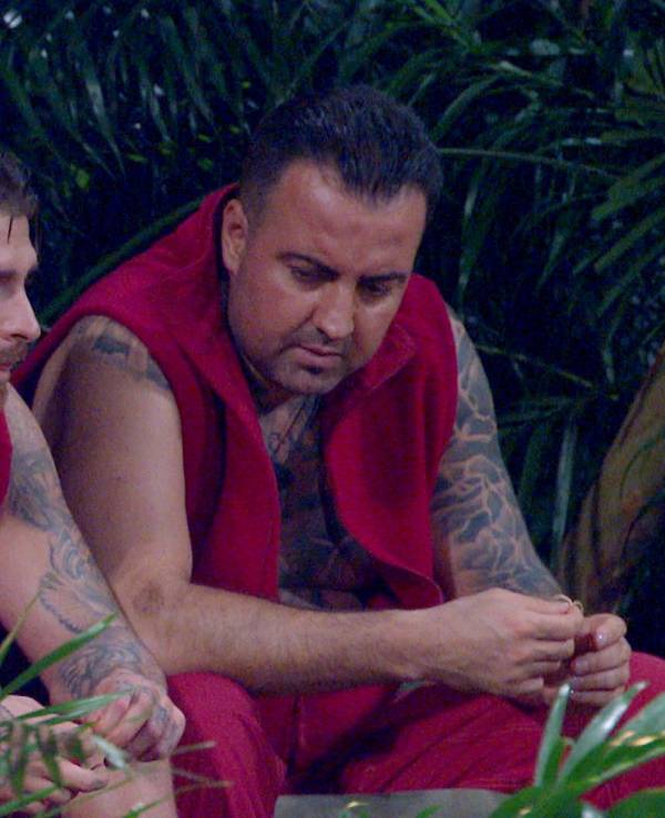 Während die anderen Stars am Lagerfeuer mächtig Spaß haben, sitzen Cosimo Citiolo (r.) und Gigi Birofio abseits. Cosimo hadert mit seinem Leben.