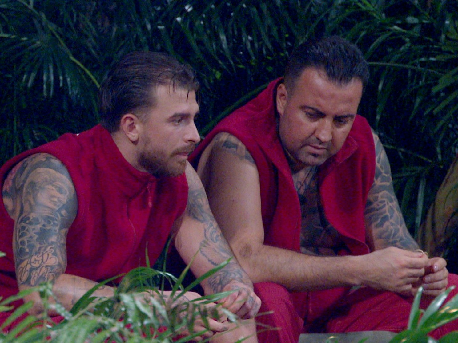 Während die anderen Stars am Lagerfeuer mächtig Spaß haben, sitzen Cosimo Citiolo (r.) und Gigi Birofio abseits. Cosimo hadert mit seinem Leben.