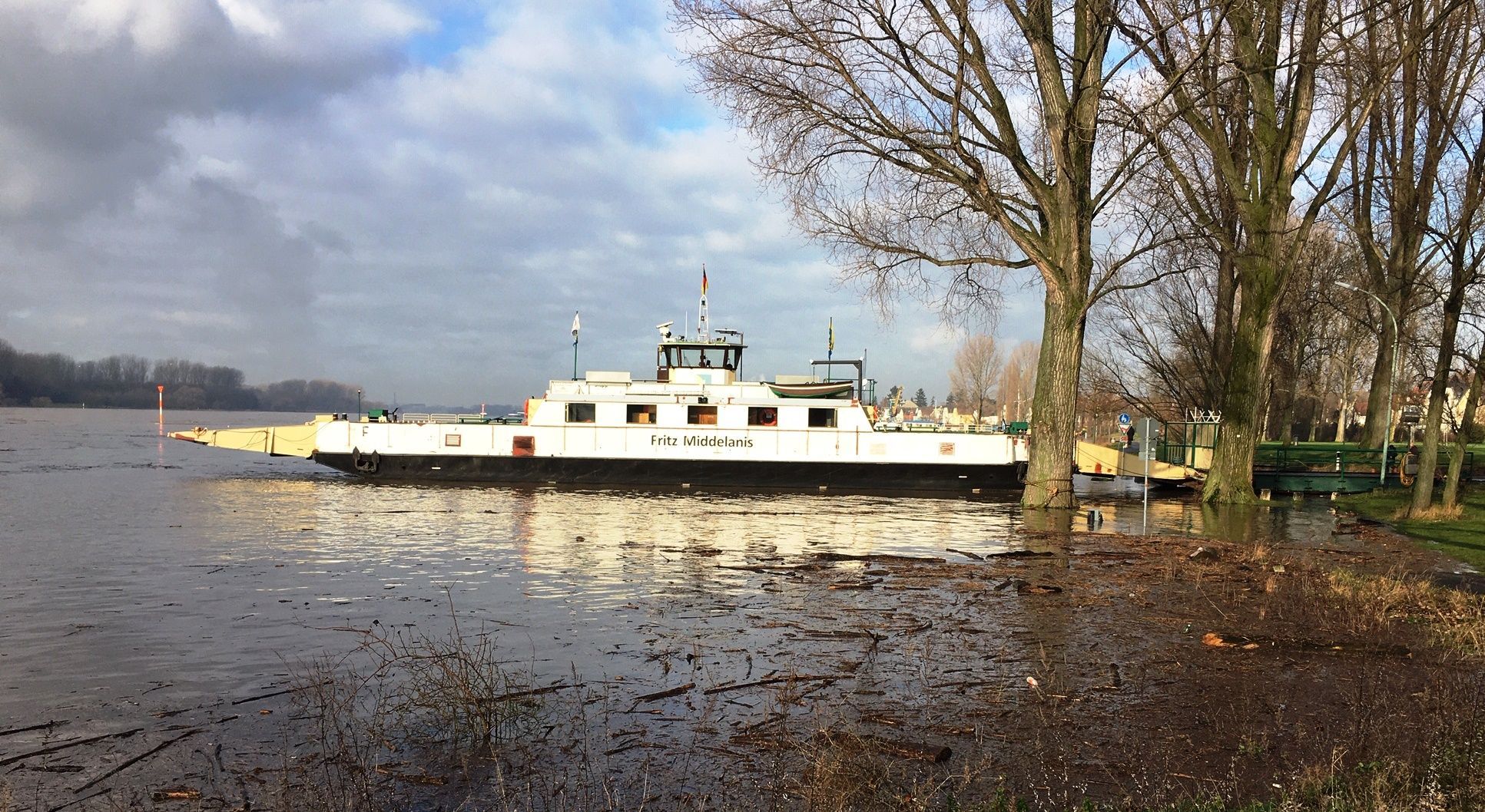 Die Fritz Middelanis an einem Anleger am Rhein.