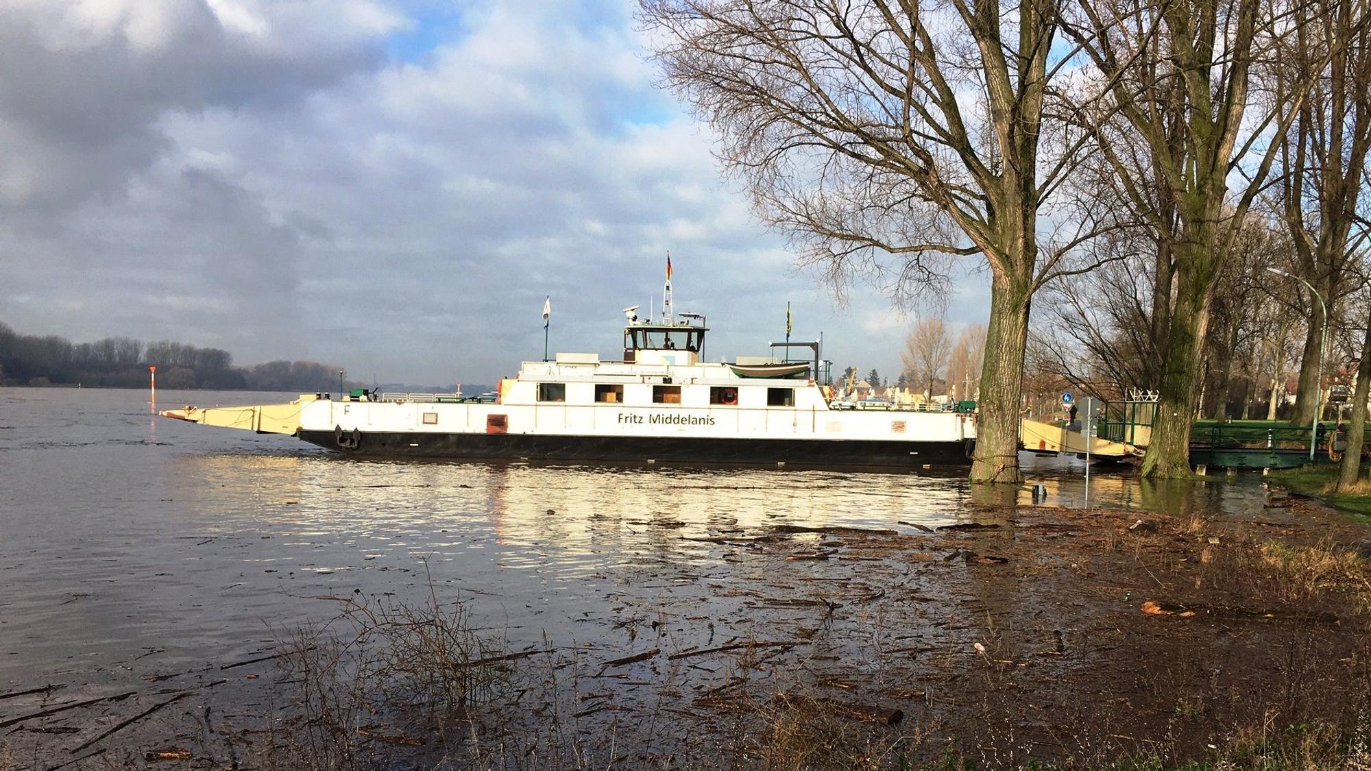 Die Fritz Middelanis an einem Anleger am Rhein.