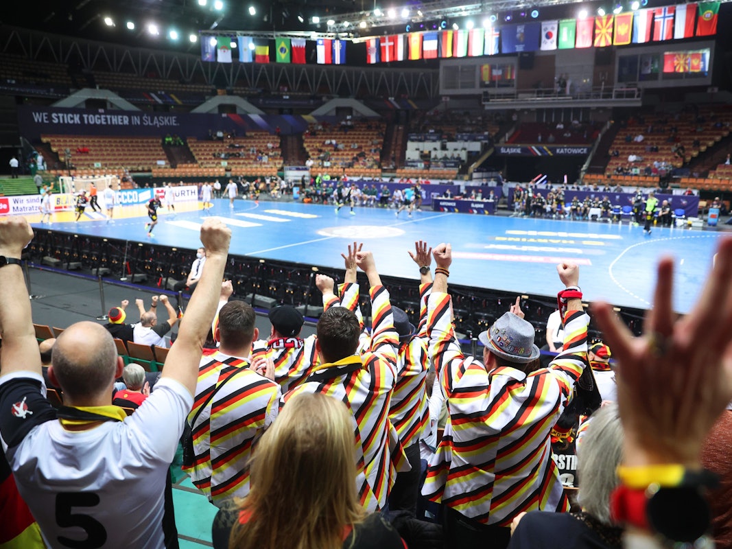 Fans aus Deutschland jubeln während des Spiels.