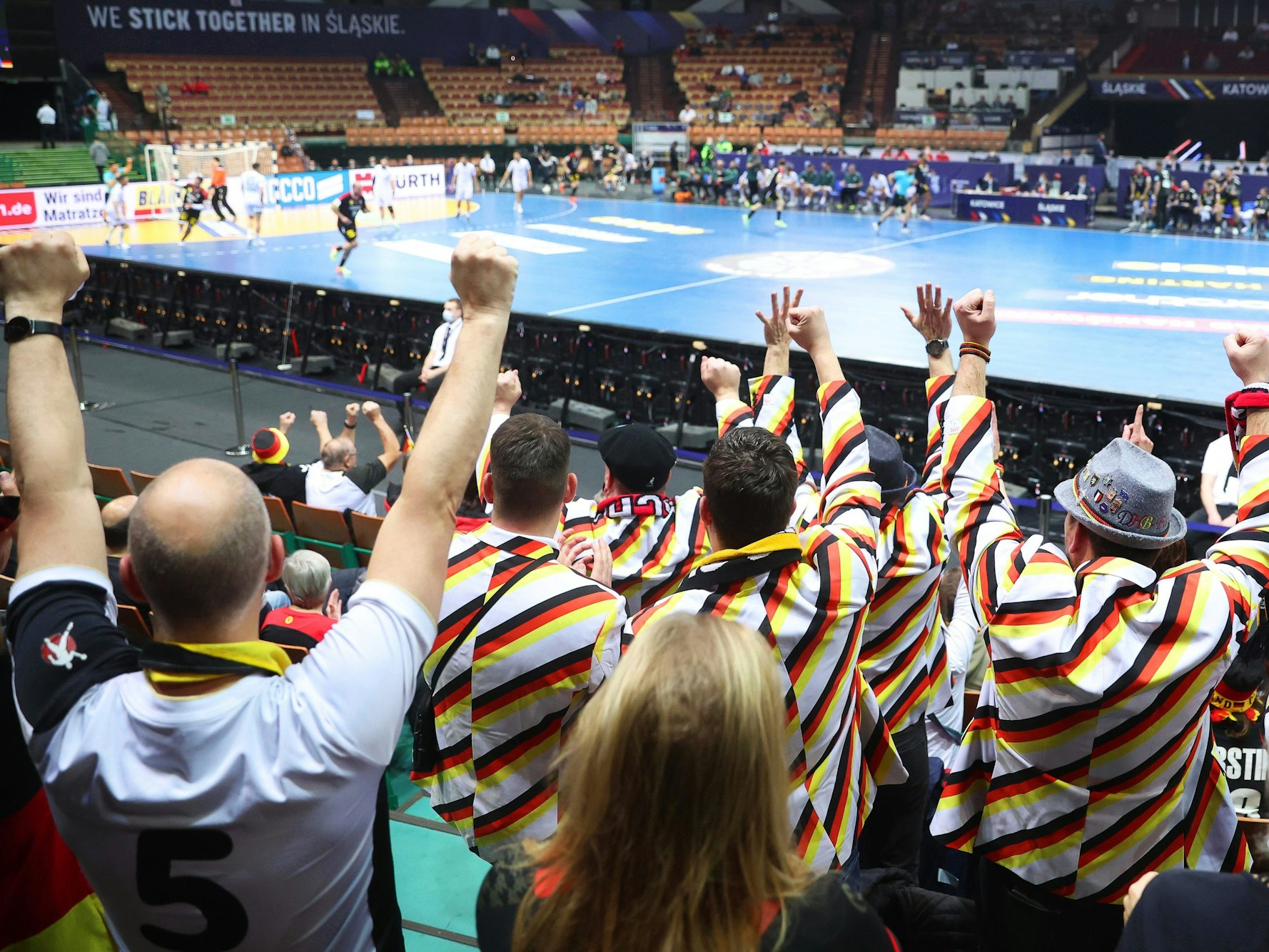 Fans aus Deutschland jubeln während des Spiels.