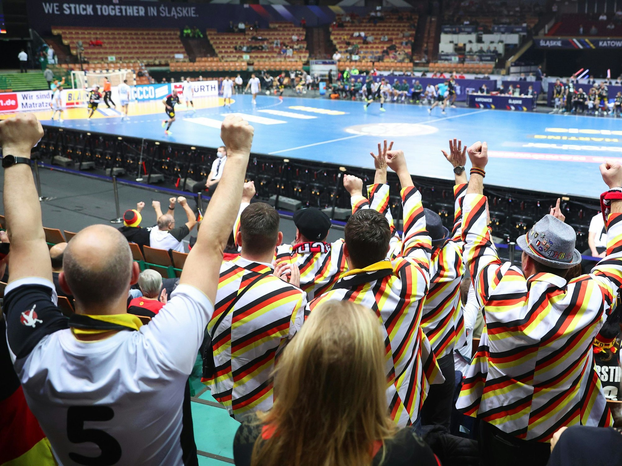 Fans aus Deutschland jubeln während des Spiels.