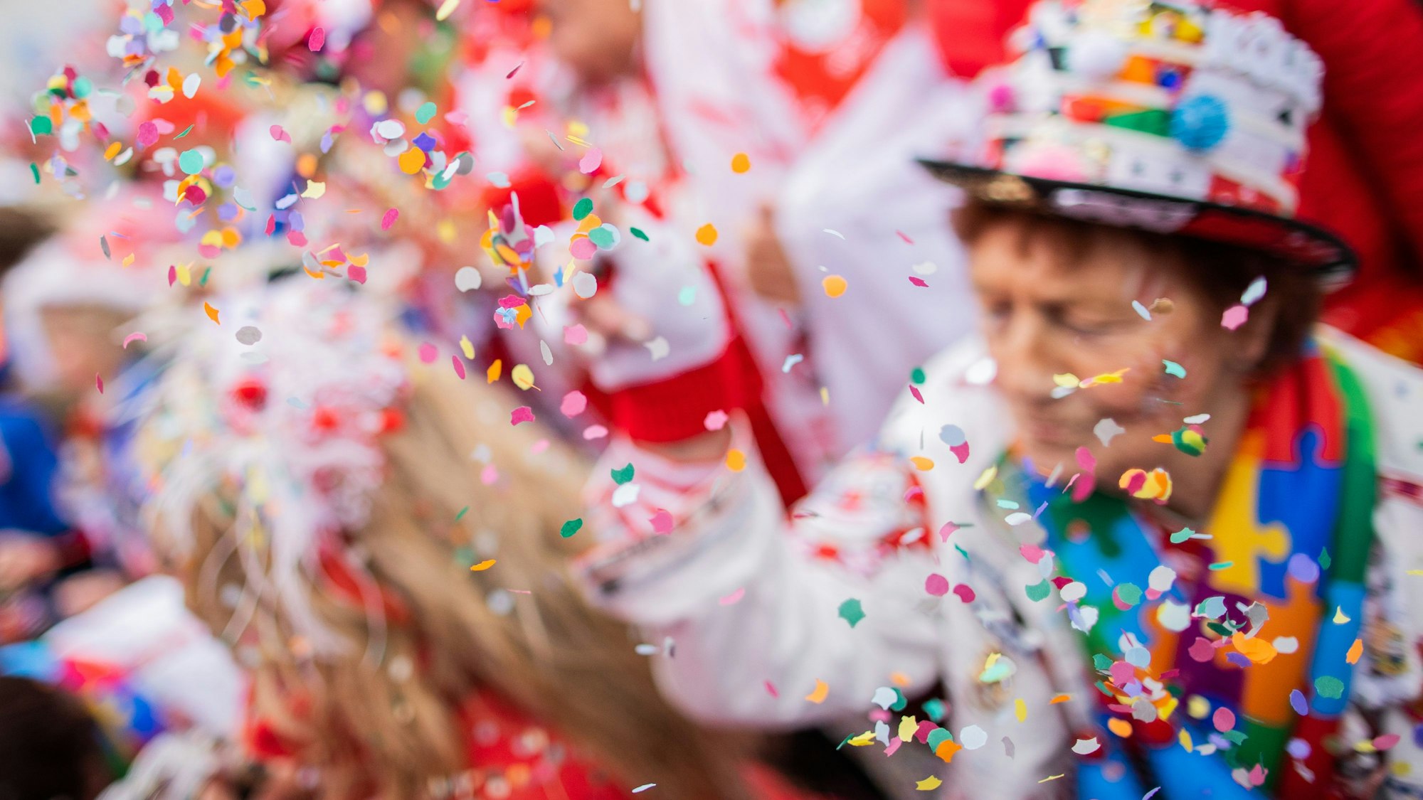 Jecken feiern den Auftakt der Karnevalssession auf dem Heumarkt (Foto aufgenommen 2021).