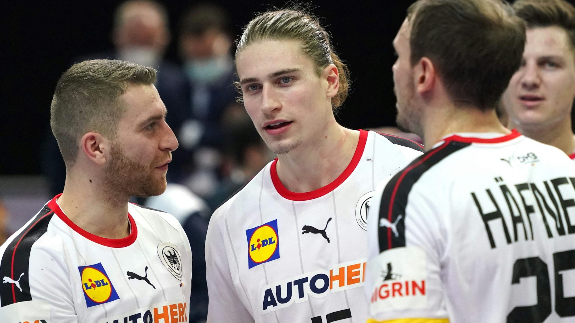 Spielmacher Juri Knorr (M.) im Gespräch mit Lukas Mertens und Kai Häfner am 13. Januar beim WM-Spiel gegen Katar.