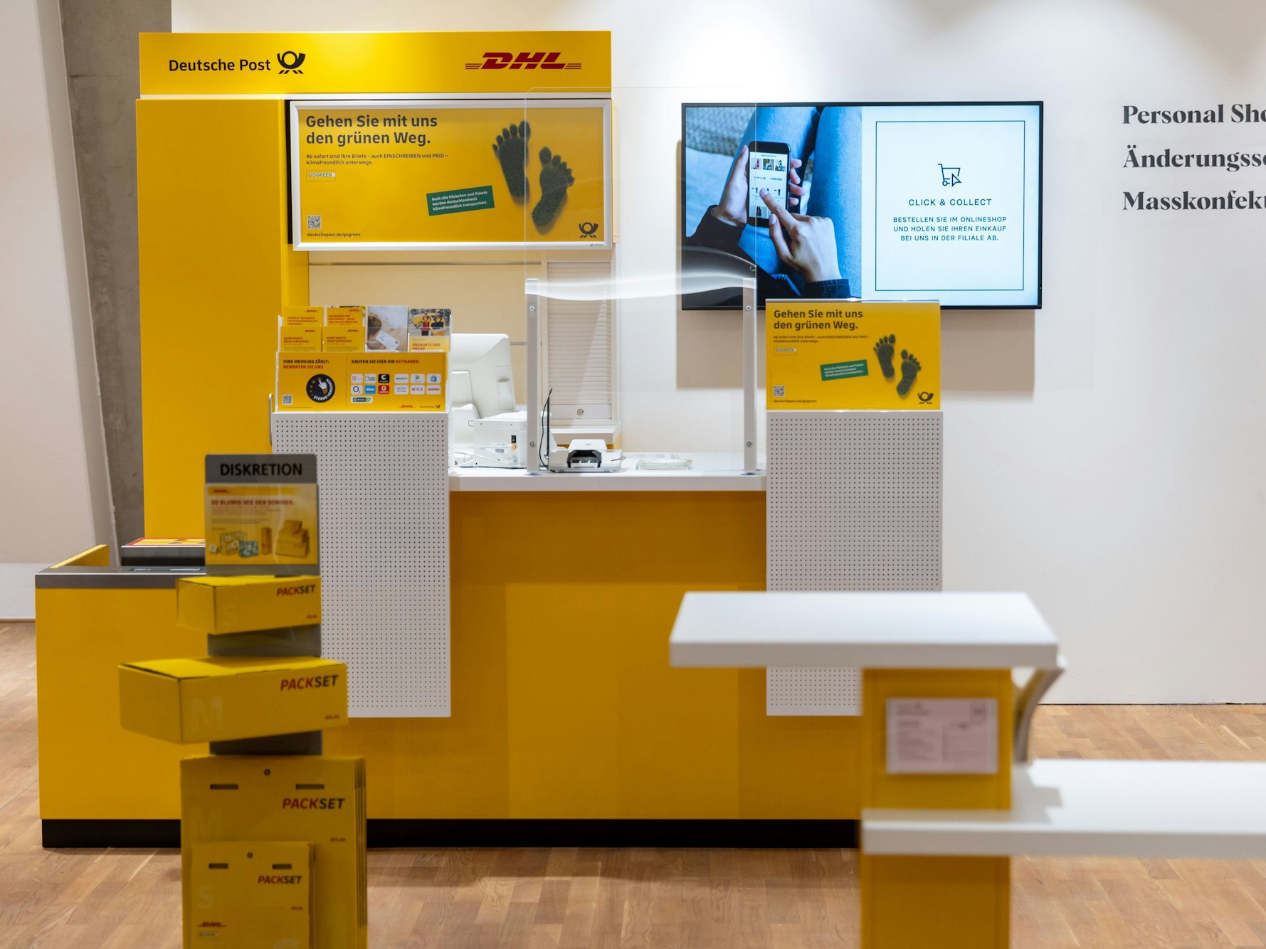 Eine Poststelle in den Geschäftsräumen des Modehauses Wöhrl.