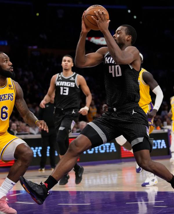 Sacramentos Harrison Barnes (r.) will hoch zum Korb steigen, LeBron James kann nur zugucken.