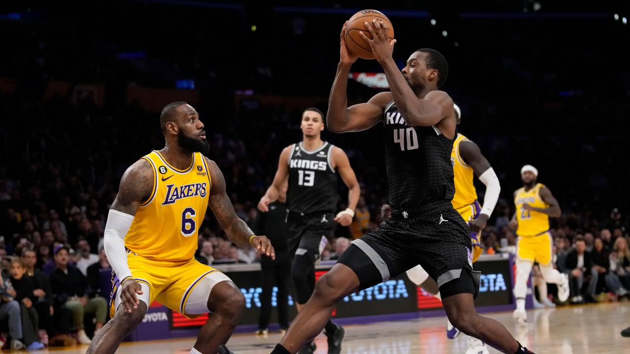 Sacramentos Harrison Barnes (r.) will hoch zum Korb steigen, LeBron James kann nur zugucken.