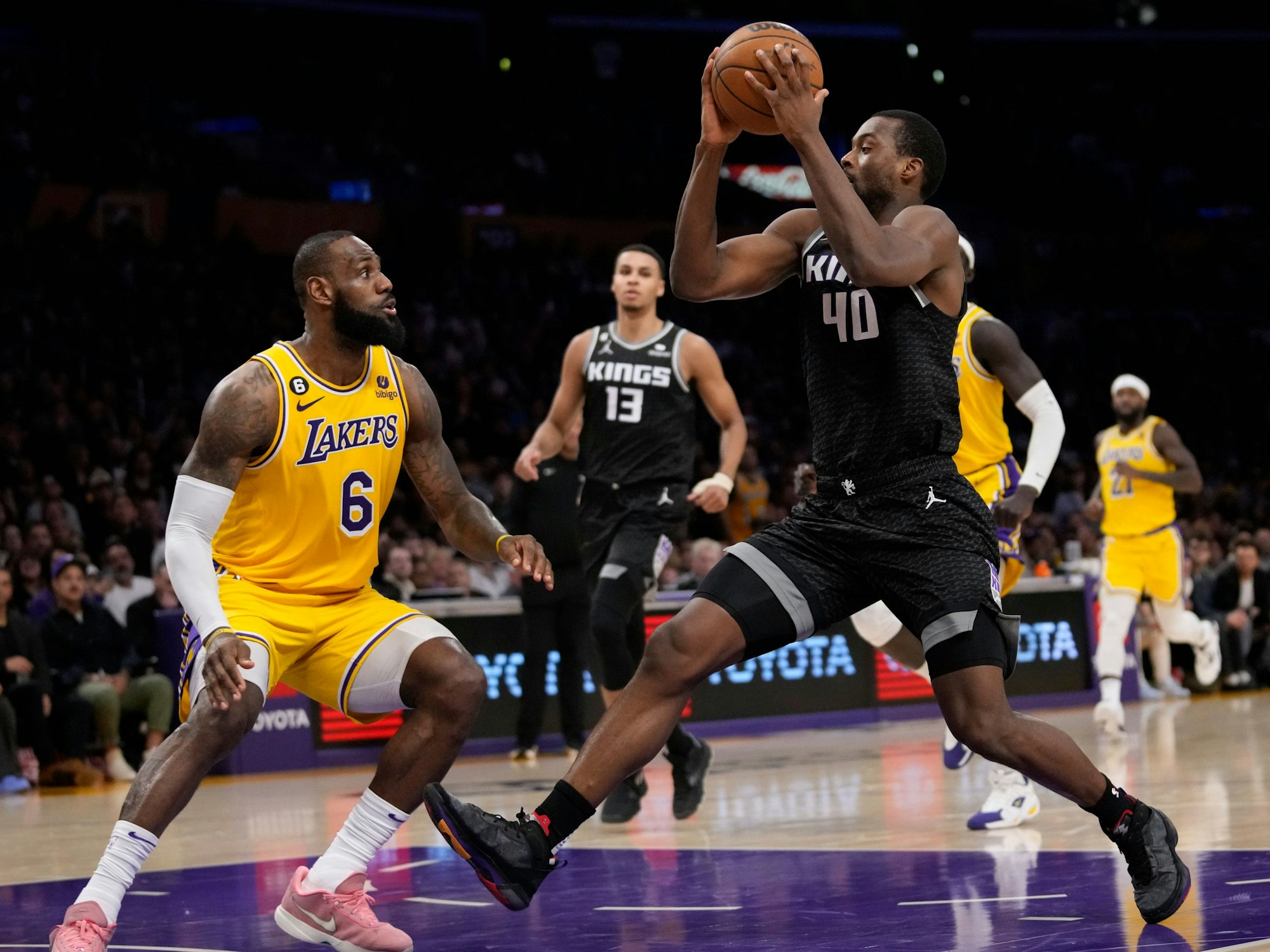 Sacramentos Harrison Barnes (r.) will hoch zum Korb steigen, LeBron James kann nur zugucken.