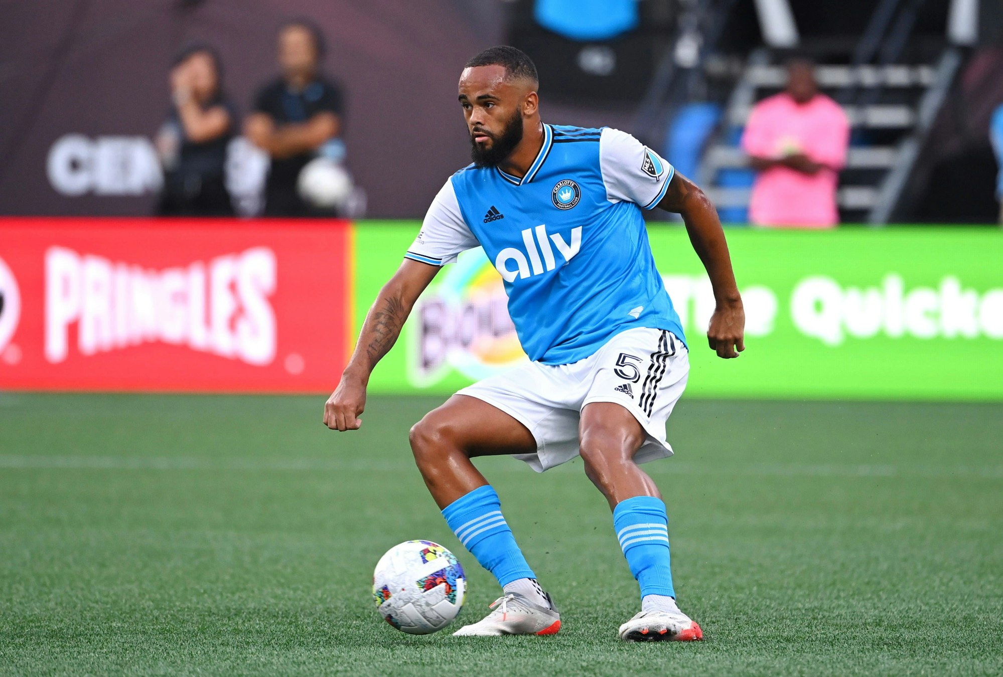 Anton Walkes führt den Ball im MLS-Spiel gegen Nashville.