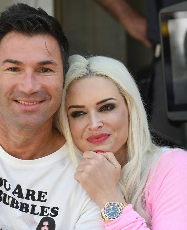 Das Model Daniela Katzenberger und ihr Mann, der Sänger Lucas Cordalis sitzen vor einem Container mit Umzugskartons und Möbeln.