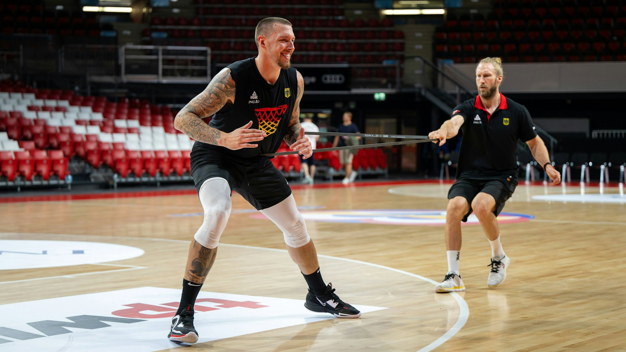 Basketballer Daniel Theis trainiert mit Arne Greskowiak.