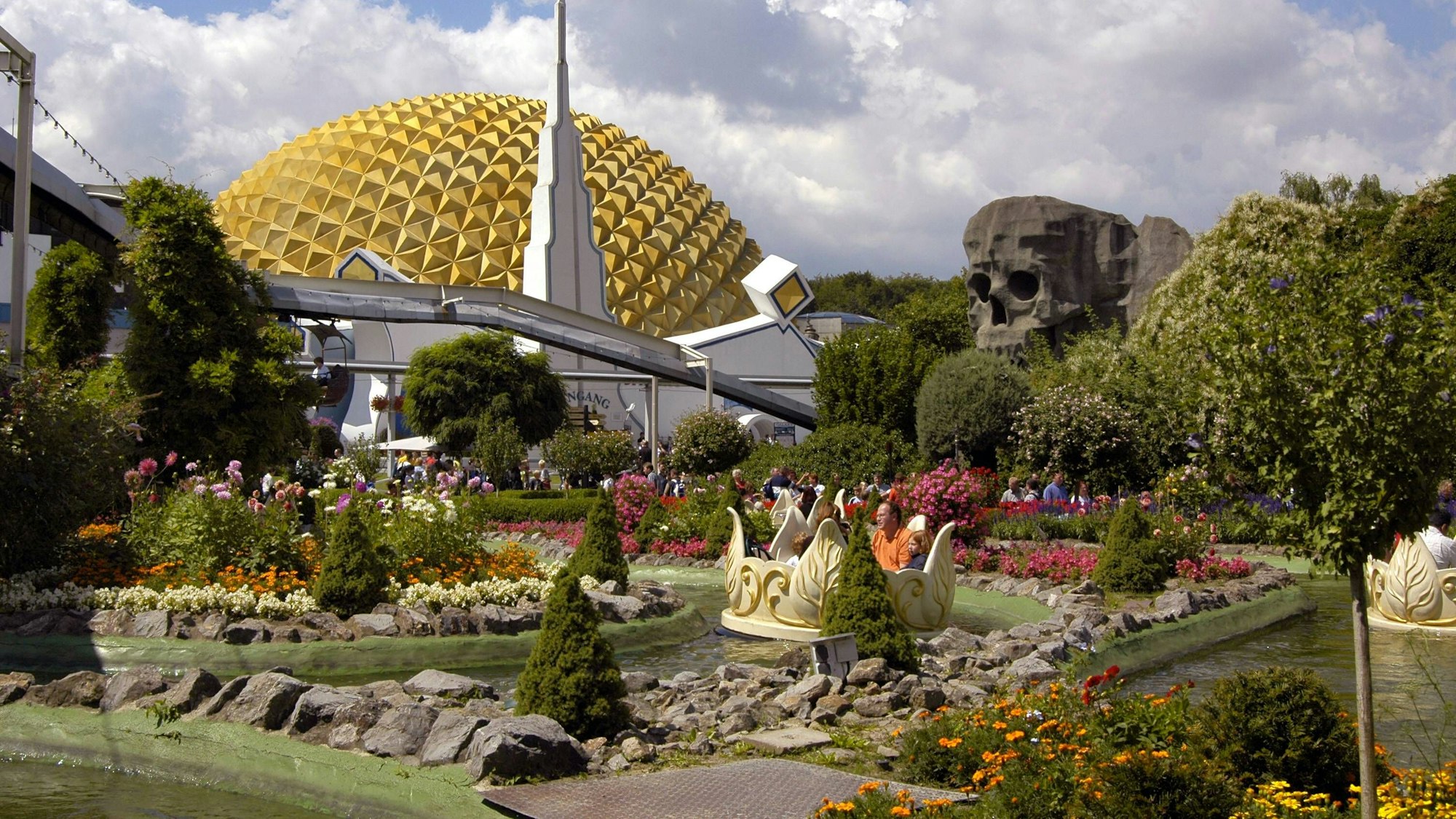 Ein Boot fährt im Walzertraum im Phantasialand übers Wasser.