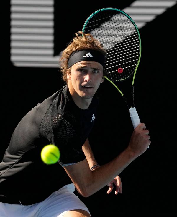 Tennis-Star Alexander Zverev beim Spiel gegen Michael Mmoh kurz bevor er den Ball schlägt.