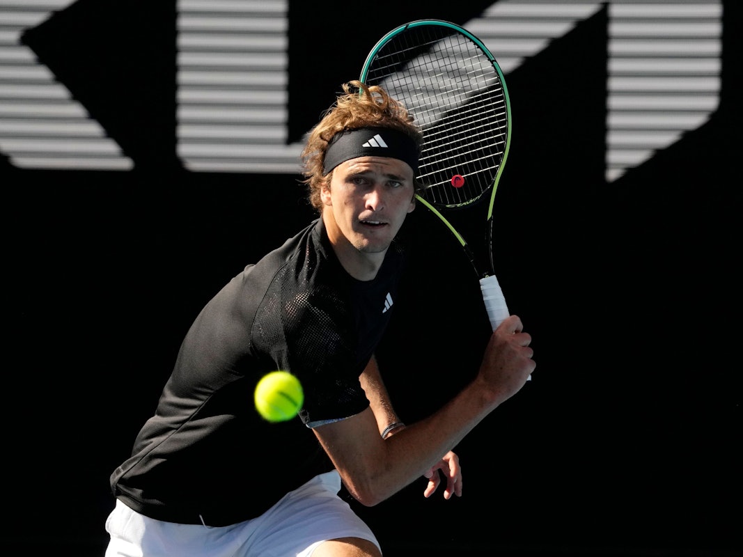 Tennis-Star Alexander Zverev beim Spiel gegen Michael Mmoh kurz bevor er den Ball schlägt.