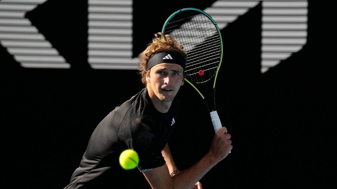 Tennis-Star Alexander Zverev beim Spiel gegen Michael Mmoh kurz bevor er den Ball schlägt.