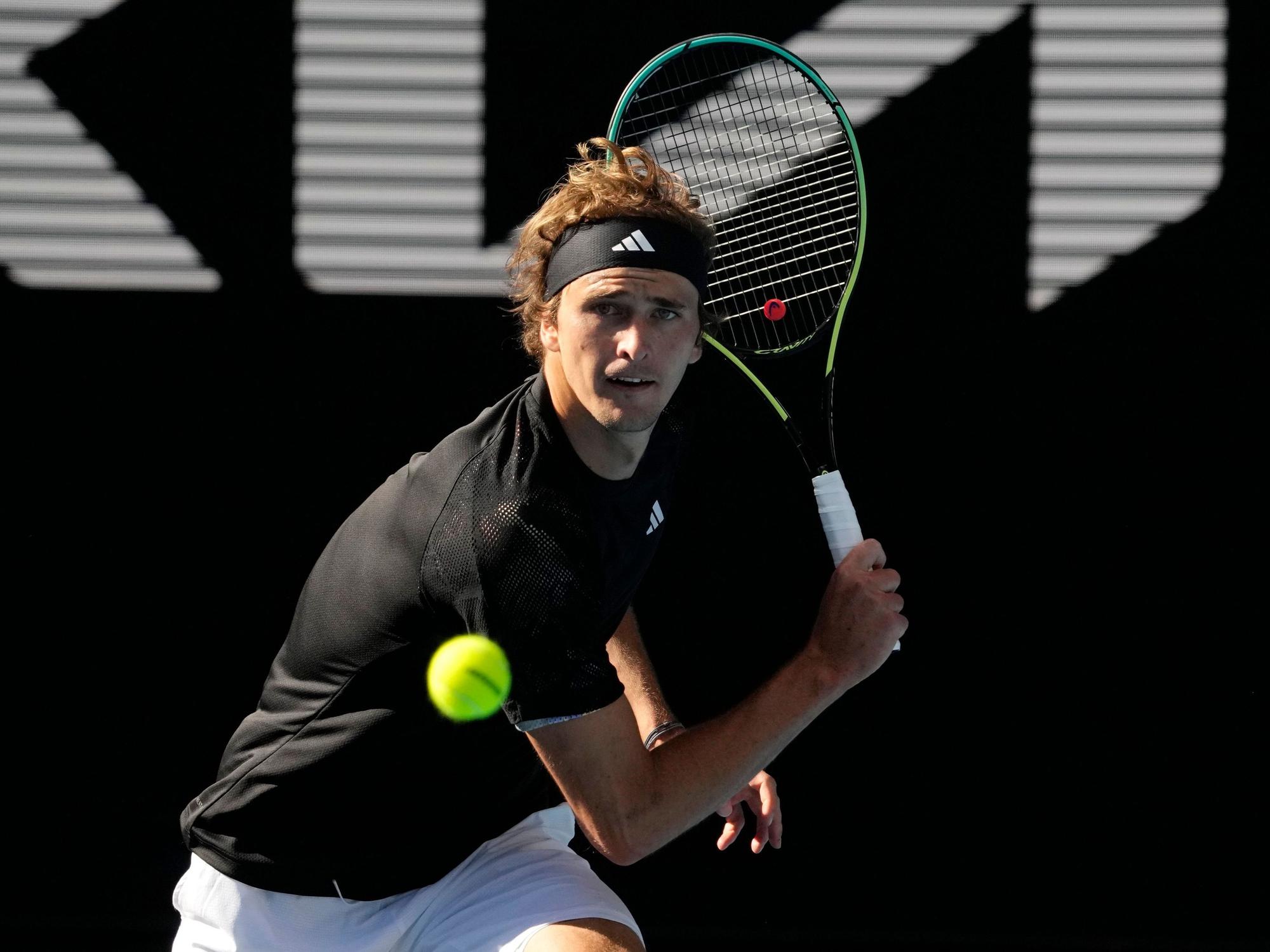 Tennis-Star Alexander Zverev beim Spiel gegen Michael Mmoh kurz bevor er den Ball schlägt.