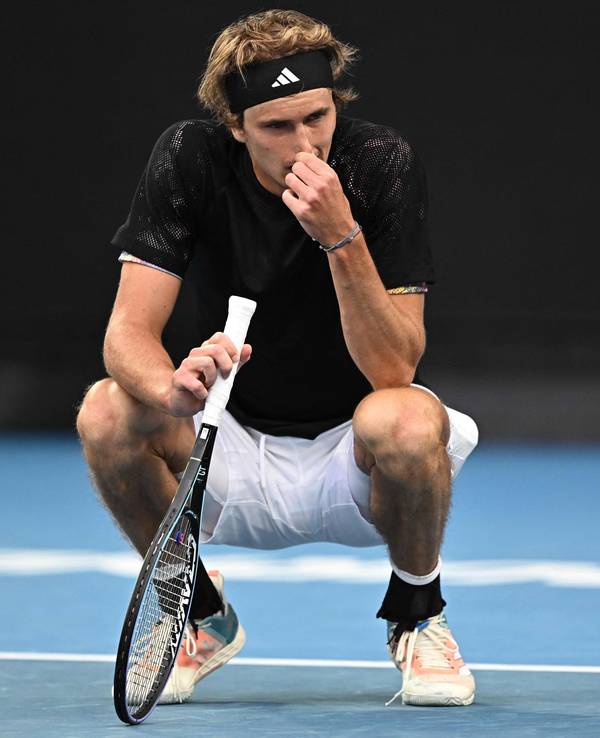 Alexander Zverev hockt enttäuscht auf dem Feld.