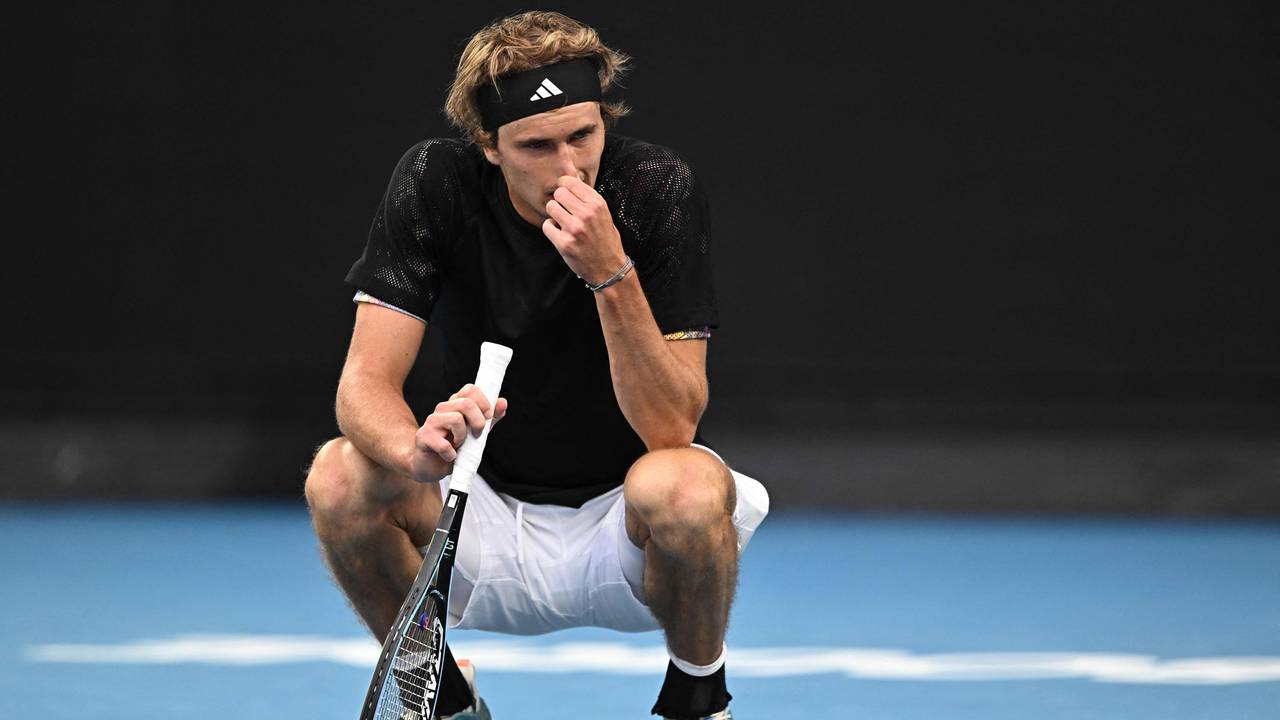 Alexander Zverev hockt enttäuscht auf dem Feld.