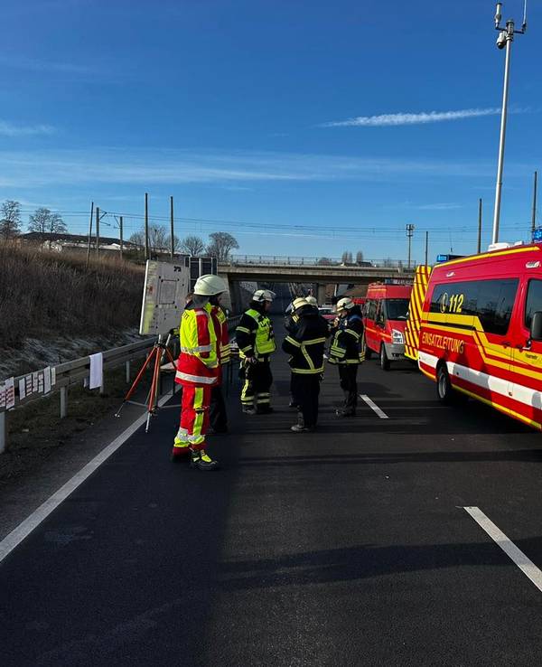 Einsatzfahrzeuge der Feuerwehr stehen auf der Hürther Umgehungsstraße, daneben mehrere Einsatzkräfte.