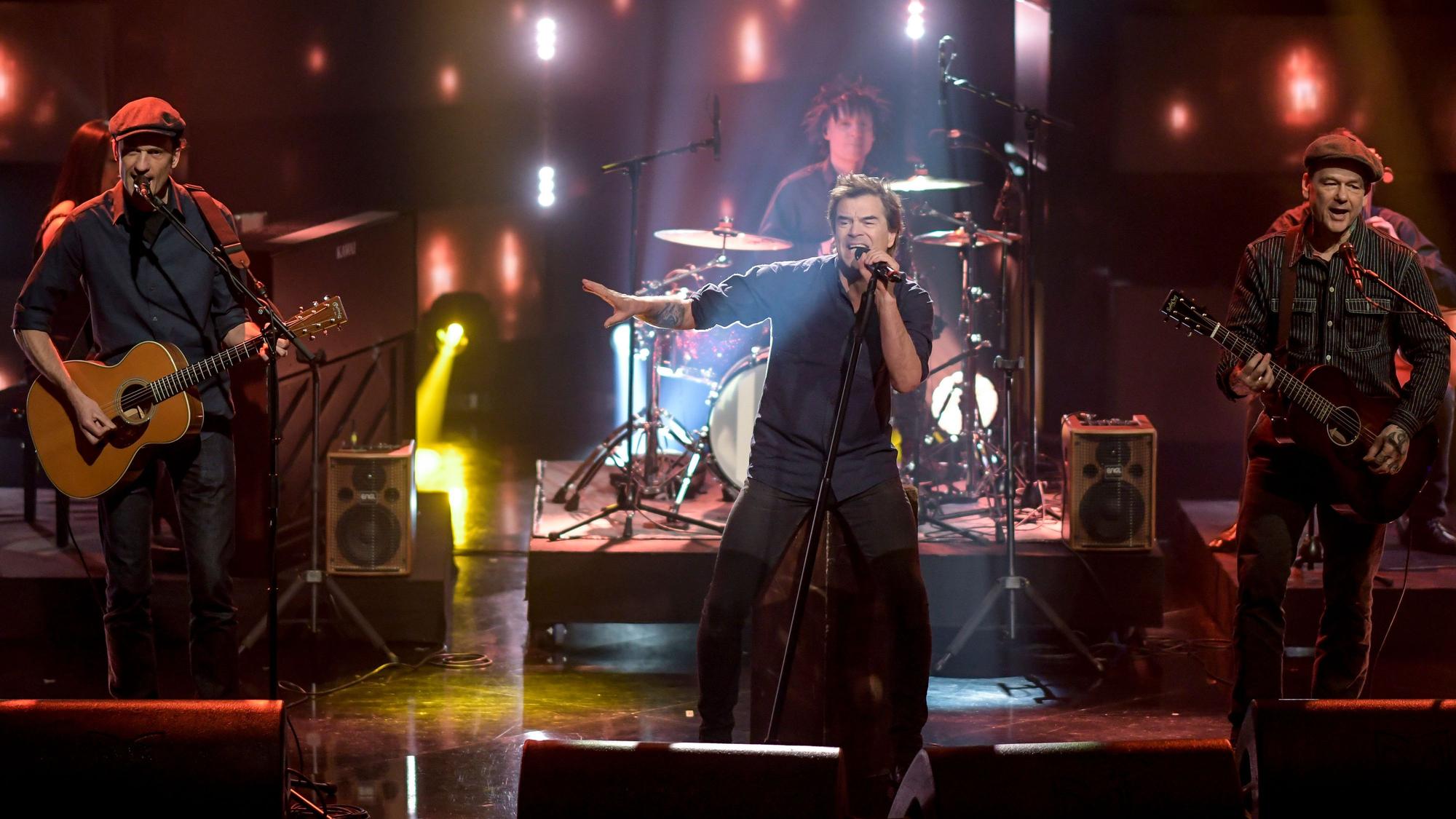Die Mitglieder der Band „Die Toten Hosen“ stehen bei der ZDF-Aufzeichnung des großen Jahresrückblicks „Menschen 2019“ auf der Bühne. Sie feiern 2022 das 40-jährige Bestehen ihrer Band mit einer Jubiläumstour. (zu dpa "40 Jahre Tote Hosen: Jubiläumstour im Sommer 2022 angekündigt") +++ dpa-Bildfunk +++