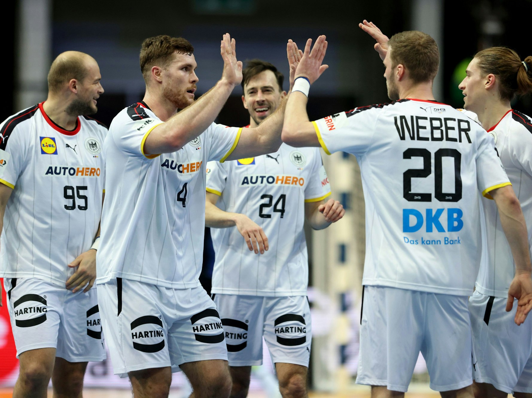 Deutschlands Spieler (vl) Paul Drux, Johannes Golla, Patrick Groetzki, Philipp Weber und Juri Knorr klatschen ab.